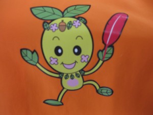 参加者が気になったオレンジ色のジャンバーのキャラクター「ひごもりちゃん」 日越小学校3年生(作成当時)のアイデア。 赤い羽根共同募金のシンボル「赤いはね」を持っているのが特徴!